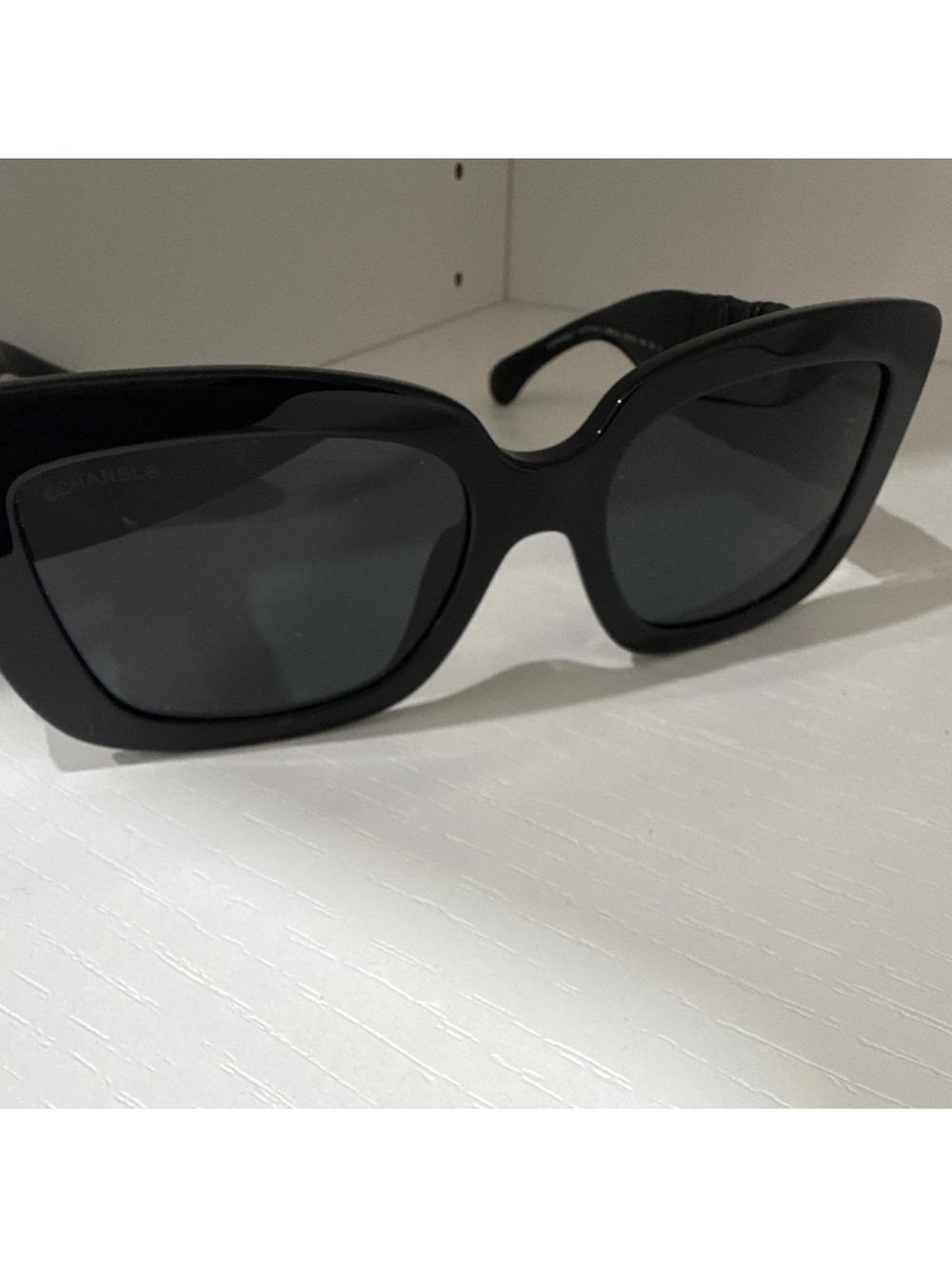 CHANEL Black Oversized Cat-Eye Sunglasses with Interlocking CC Temples - Picture 4 of 4